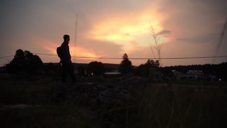 Silhouette-Eines-Mannes,-Der-Die-Sonnenuntergangslandschaft-In-Kaapschehoop,-Südafrika,-Betrachtet