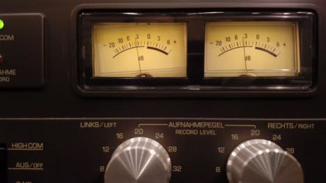 Telefunken-Hifi-Stereo-Kassettendeck-Tc450m-High-Com-Vu-Meter-Vintage-Nahaufnahme
