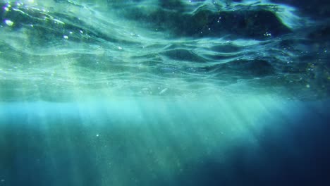 Unterwasseransicht-Der-Türkisfarbenen-Oberfläche-Des-Ozeans