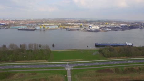 Frachtschiffe-Im-Hafen-Von-Terneuzen,-Niederlande,-Nach-Gent-In-Belgien