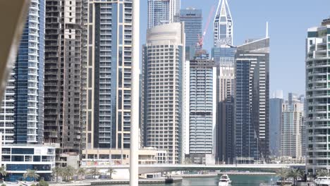 Ein-Boot-Liegt-Auf-Einem-Fluss-Im-Dubai-Marina