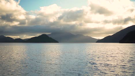 Slowmo---Wunderschöne-Aussicht-Vom-Boot-Aus-Auf-Das-Meer,-Die-Hügel-Und-Die-Wolken-In-Marlborough-Sounds,-Neuseeland