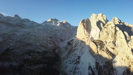 Berggipfel-In-Den-Albanischen-Alpen,-Wandern-Zwischen-Valbone-Und-Theth-In-Albanien-Bei-Sonnenuntergang