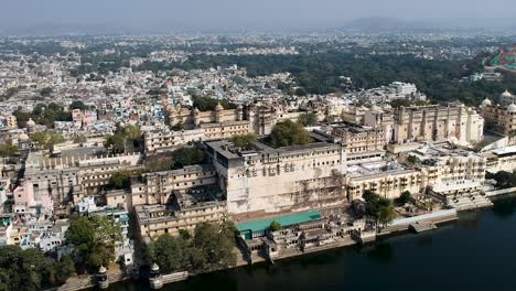 Aerial-shot-of-Udaipur-City-Palace,-Rajasthan,-India
