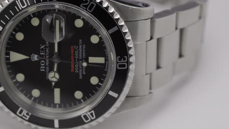 Nahaufnahmen-Mit-Einem-Makroobjektiv-Einer-Rolex-Submariner-Uhr,-Einer-Originalen-Vintage-Uhr-Mit-Rotem-Schriftzug,-Sehr-Exklusives-Modell