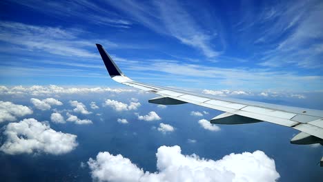 Bewölkter-Blauer-Himmel-Und-Meerblick-Aus-Flugzeugfenstern