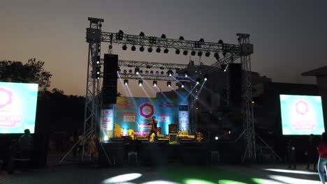 Rapper-Auf-Der-Bühne-In-Hyderabad