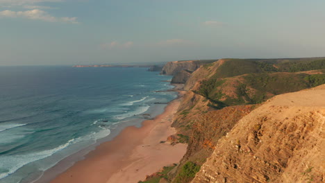 Antenne:-Ein-Mann-Steht-Auf-Einem-Aussichtspunkt-Und-Beobachtet-Die-Surfer-In-Portugal
