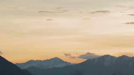 Blick-Auf-Den-Schneebedeckten-Alpenberg-Bei-Sonnenuntergang