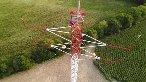 Absteigende-Drohnenaufnahme-Eines-Eddy-Kovarianz-Turms,-Maine,-Vereinigte-Staaten-Von-Amerika