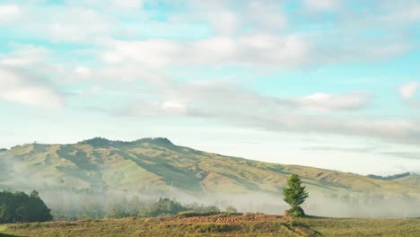 Bewegungszeitraffer-Morgenlicht,-Wolken-Und-Nebel-Auf-Wiese-Und-Grünen-Bergen,-östliches-Hochland-Von-Papua-Neuguinea
