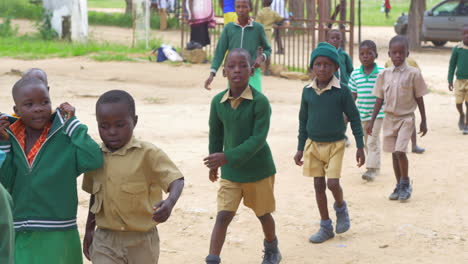 Simbabwische-Kinder-Gehen-An-Einem-Sonnigen-Tag-Im-Ländlichen-Simbabwe,-Afrika,-Zur-Schule