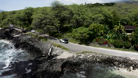 Jeep-Conduciendo-Por-Hawaii-En-Una-Carretera-Verdadera