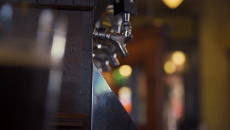 Out-of-focus-beer-pouring-at-a-pub