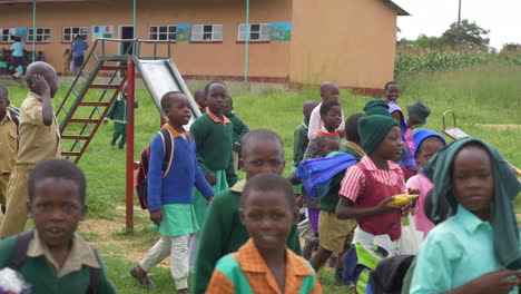 Ruhige-Steadycam-Aufnahme-Afrikanischer-Kinder,-Die-Draußen-Auf-Dem-Spielplatz-Ihrer-Grundschule-Spielen,-Zeitlupe