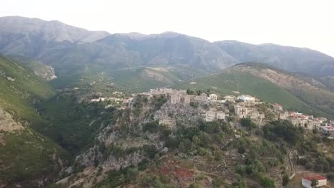 Wunderschöne-Burg-In-Albanien-An-Der-Riviera-Von-Albanien,-Umgeben-Von-Bergen-Im-Hintergrund,-Ein-Hübsches-Dorf-In-Europa