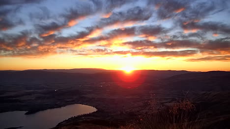 Wunderschöner-Sonnenaufgang-Mit-Warmen-Farben-Und-Wolken-Auf-Dem-Roy&#39;s-Peak-über-Dem-Lake-Wanaka-In-Neuseeland