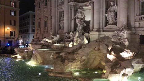 Di-Trevi-Fontana-En-Roma,-Italia-En-La-Noche