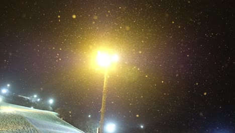 Toma-De-Nieve-En-El-Campo-De-Esquí-En-Otaru,-Hokkaido,-Japón-[med,-Panorámica-A-La-Izquierda,-Toma