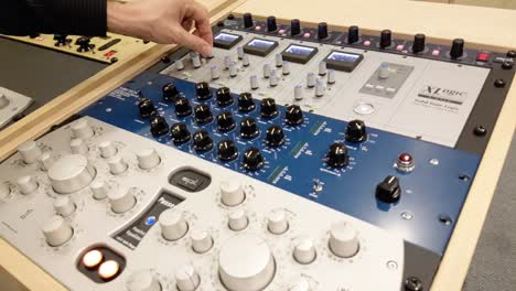Pofessional-audio-equipment-in-audio-studio-with-sound-engineer
