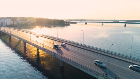 Verfolgungsluftaufnahme-Einer-Brücke-In-Helsinki-Während-Des-Sonnenuntergangs