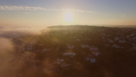 Niebla-Procedente-Del-Océano-Atlántico-Durante-La-Puesta-De-Sol-En-Luz,-Algarve,-Portugal