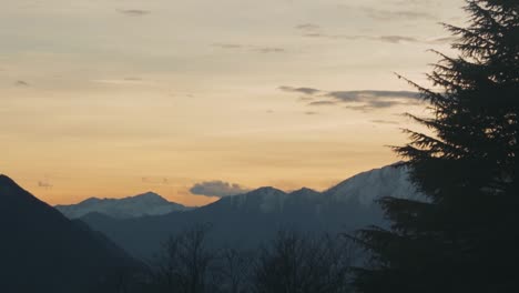 Blick-Auf-Die-Schneebedeckten-Alpenberge-Bei-Sonnenuntergang