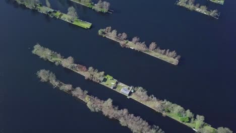 Pequeña-Isla-En-El-Lago-En-Imágenes-De-Drones-Holandeses-En-4k