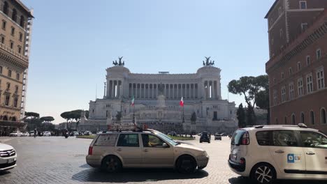 Streets-of-Rome-during-rush-hour-in-front-of-Altar-of-the-Fatherland