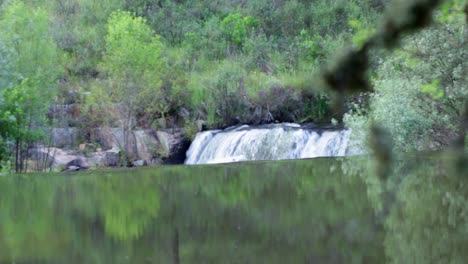 Wasserfall-Und-Reflexionsverzögerung-Auf-Grünflächen