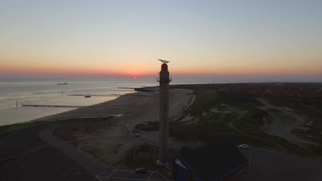 Antenne:-Der-Pier,-Der-Strand-Und-Der-Leuchtturm-Während-Des-Sonnenuntergangs-Nahe-Dem-Dorf-Westkapelle,-Die-Niederlande