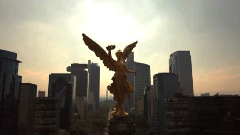 Volando-En-El-Angel-De-La-Independencia-En-La-Ciudad-De-Mexico-Y-Bajando-Sobre-La-Estatua