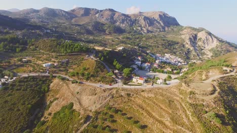 Antenne:-Kleine-Dörfer-In-Den-Bergen-Von-Karpathos,-Griechenland