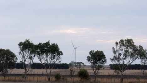 Einzelne-Windkraftanlage-Rotiert-In-Einer-Australischen-Farmlandschaft