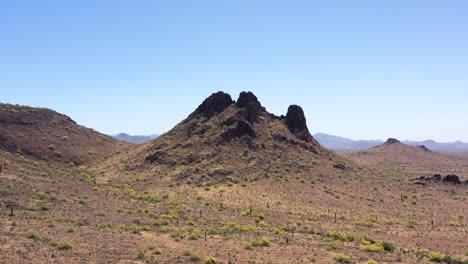 Luftneigung-Nach-Unten-Von-Einem-Einsamen-Hügel-Zur-Offenen-Wüste-Zum-Sonora-Wüstenboden-Im-Salt-River-Pima-Indianerreservat,-Scottsdale,-Arizona-Konzept:-Wüste,-Vielfalt,-Trostlos