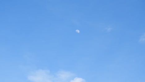 Luna-Pasando,-Hermoso-Lapso-De-Tiempo-Capturando-Nubes-Y-Luna-Moviéndose