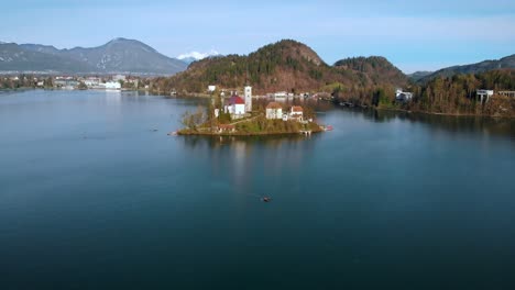 Luftaufnahme-Des-Bleder-Sees-Mit-Kirche-In-Slowenien