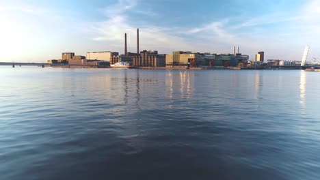 Luftaufnahme-Mit-Geringer-Verfolgung-über-Dem-Wasser-In-Richtung-Ruoholahti,-Helsinki