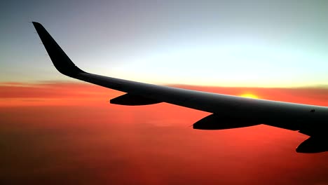 Wunderschöne-Aussicht-Auf-Den-Sonnenaufgang-Aus-Den-Fenstern-Eines-Verkehrsflugzeugs