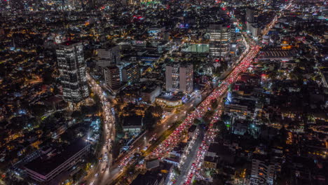 Lufthyperlapse-Des-Verkehrs-In-Mexiko-Stadt-Bei-Nacht