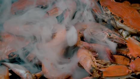 Group-of-steaming-hot-blue-crabs-and-large-shrimp-in-pile