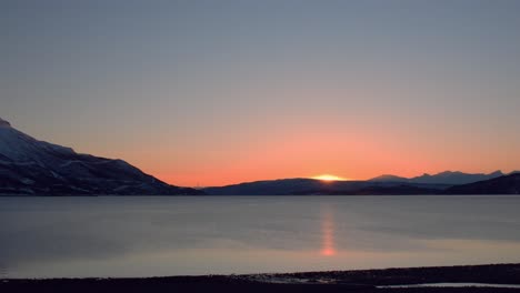 Sonnenuntergangspanorama-über-Dem-Nordnorwegen-Fjord-Und-Dem-Arktischen-Ozean