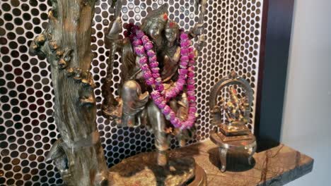 Schwingende-Bronzestatue-Aus-Indien,-Die-Die-Liebe-Darstellt
