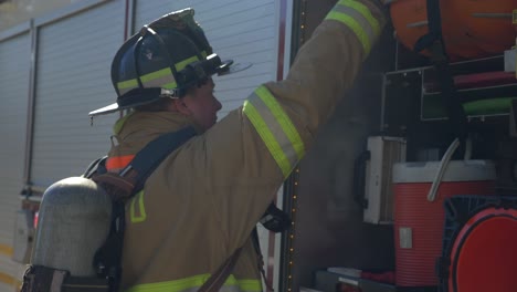 Feuerwehrleute-Holen-Ausrüstung-Aus-Einem-Löschfahrzeug,-Um-Auf-Einen-Brand-Zu-Reagieren