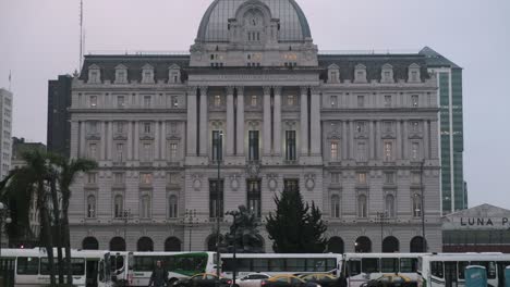 Incline-Los-Autobuses-Públicos-Y-El-Tráfico-Que-Se-Detiene-En-El-Edificio-Del-Centro-Cultural-Kirchner