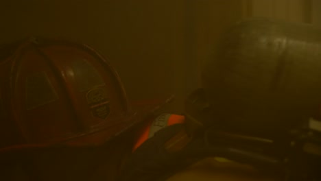 Feuerwehrmann-Kriecht-In-Ein-Verrauchtes-Gebäude,-Während-Er-Ein-Feuer-Bekämpft