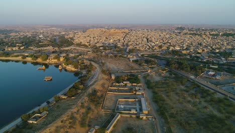 Toma-Aérea-De-Drones-Del-Lago-Gadisar-En-Jaisalmer,-Rajasthan,-India