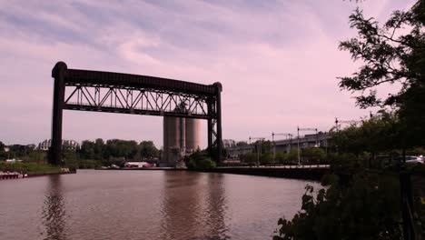 Eine-Eisenbahnbrücke,-Die-Den-Fluss-Cuyahoga-überspannt
