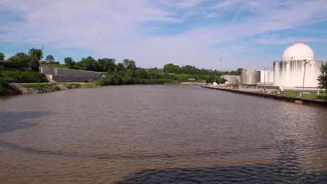 Der-Cuyahoga-River-Mit-Einer-Chemiefabrik-An-Der-Küste-In-Cleveland,-Ohio