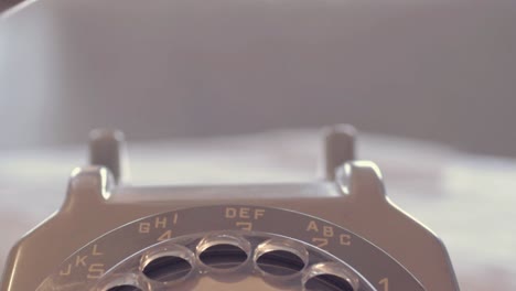 Überprüfung-Der-Verbindung-Eines-Vintage-Telefons